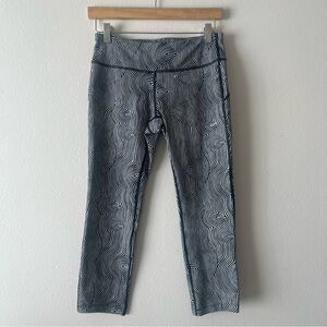 Nike DRI-FIT Sz M Womens Black White Maze Print Running Crop Leggings